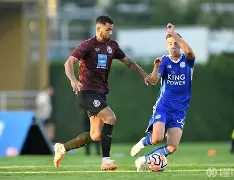 开云体育注册安全-里尔迎亚冠关键赛，集结日回应争议，气氛紧张，控场能力受关注(决胜高光里杰卡尔德踢中后卫)