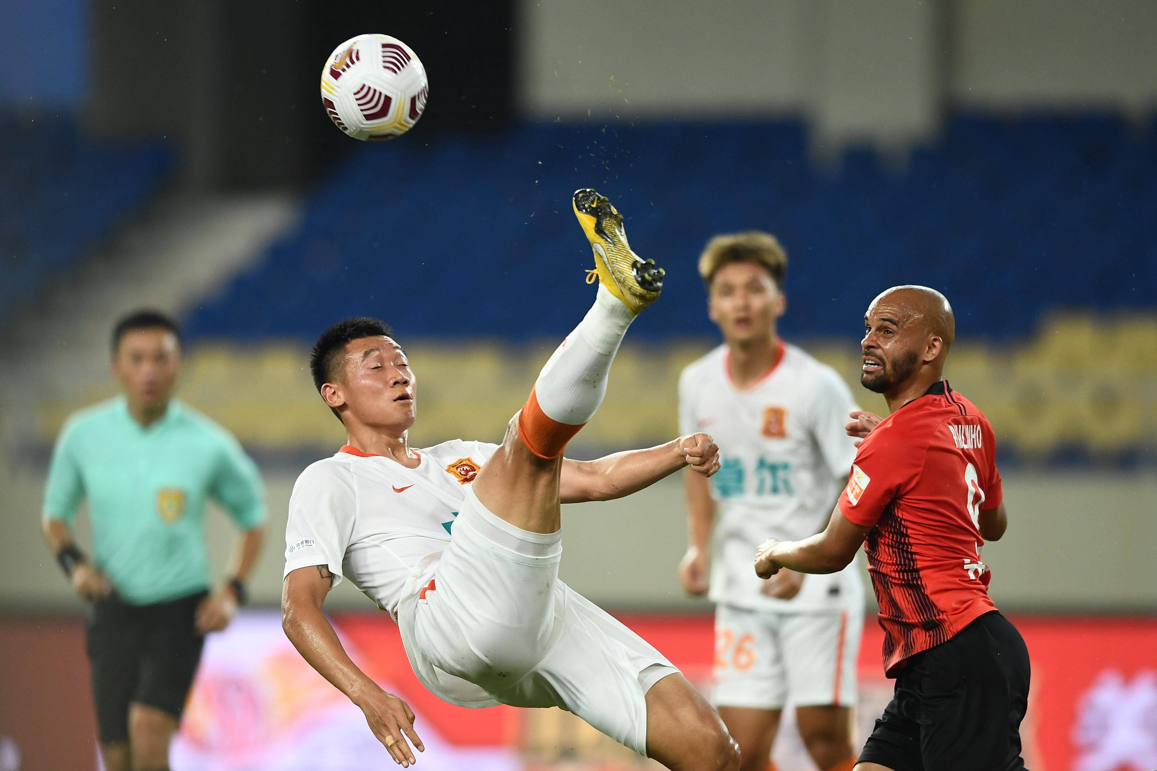 开云体育风险分析-包含新疆广汇训练开放日；清晨防线松动引欢呼；中超在即；资深球员宣示担当的词条